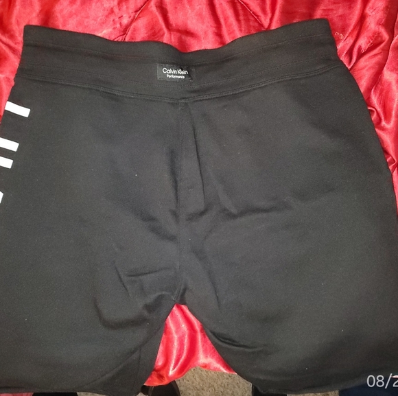 XL CALVIN KLEIN SHORTS - Picture 2 of 2